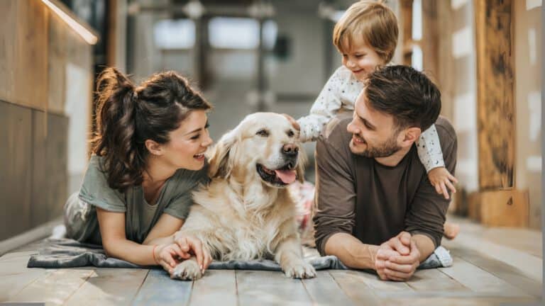 Familie mit Hund auf Boden