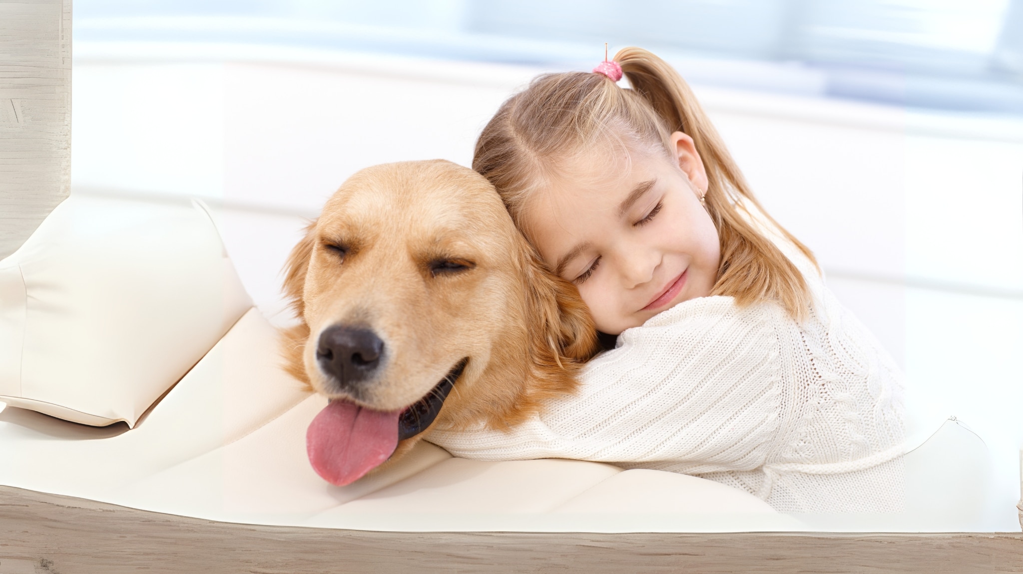 Geschützt durch die Hunde-OP Versicherung - Kind drückt Hund liebevoll.